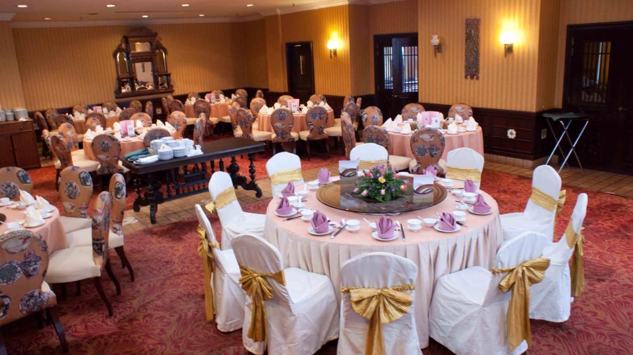 Mines Beach Resort Hotel Seri Kembangan Esterno foto